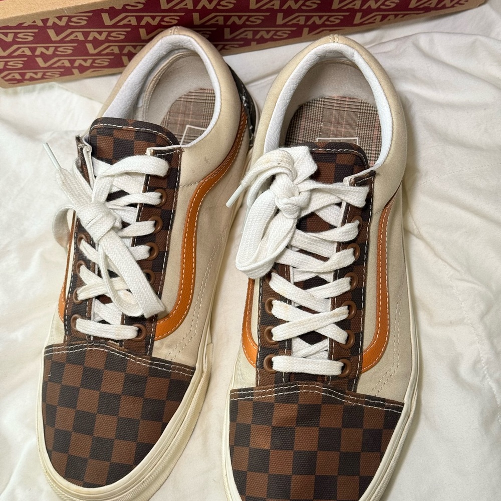 Vans Men’s Old Skool Low-Top Sneakers (Men’s 8.5/ Womens 10) - Picture 3 of 7